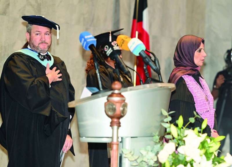 
الغانم وقياديو الجامعة في حفل التخريج
