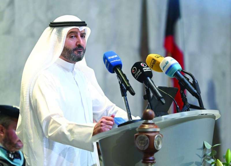 
حمد المرزوق متحدثاً إلى الخريجين في الحفل
