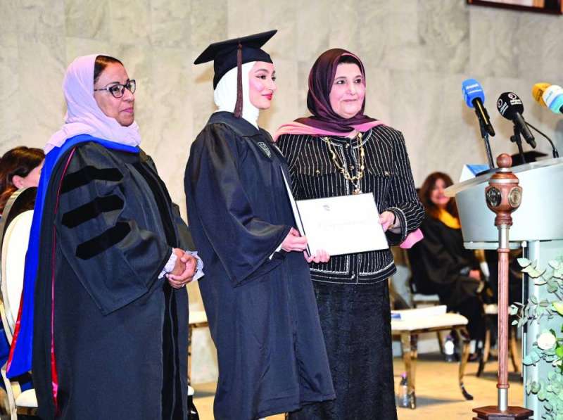 
فايزة الخرافي مسلّمة إحدى الخريجات شهادتها 	(تصوير نايف العقلة)
