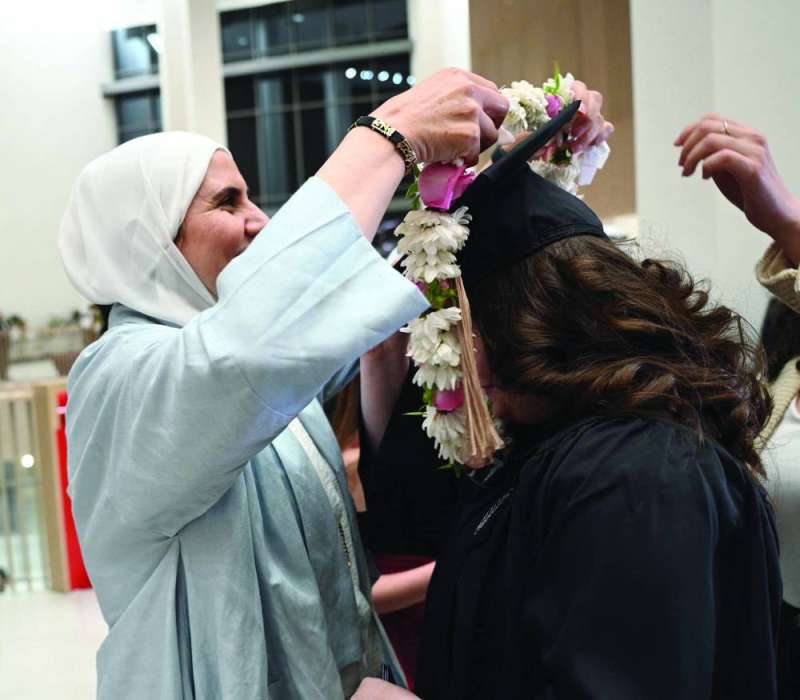 إكليل من الورود لإحدى الخريجات