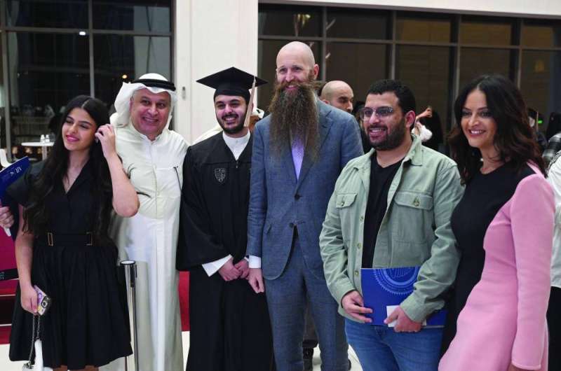 
القائم بالأعمال الأميركي وأحد الخريجين وعائلته
