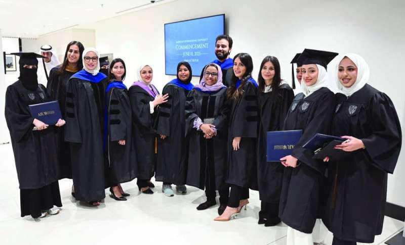 خريجون في لقطة للذكرى عقب تسلم شهاداتهم