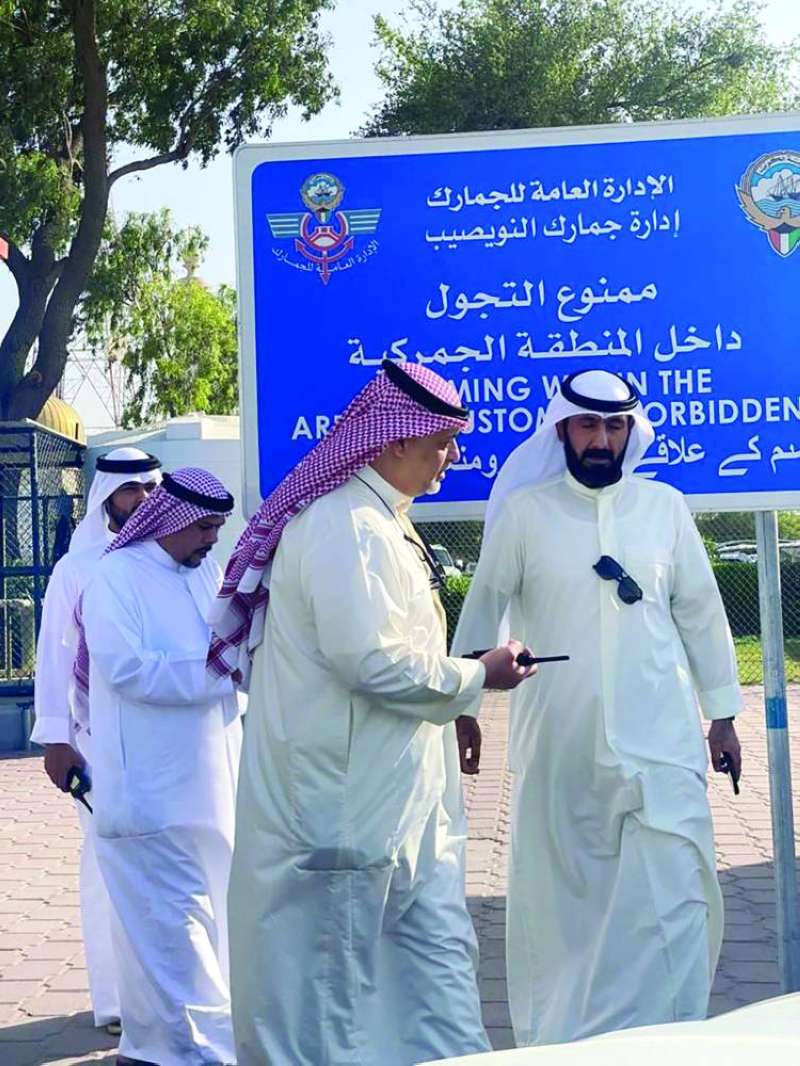 
مدير الجمارك لدى تفقده المنفذ