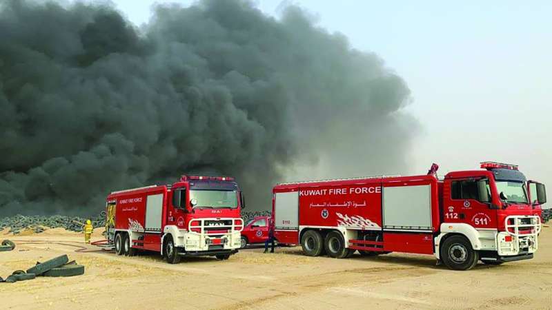 
آليات الإطفاء ودخان كثيف
