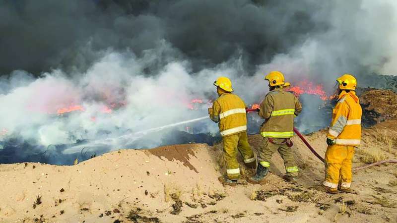 إطفائيون يتعاملون مع الحريق
