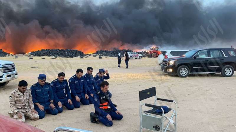 رئيس قوة الإطفاء العام الفريق خالد المكراد يؤم المصلين خلال مكافحة حريق مردم الإطارات