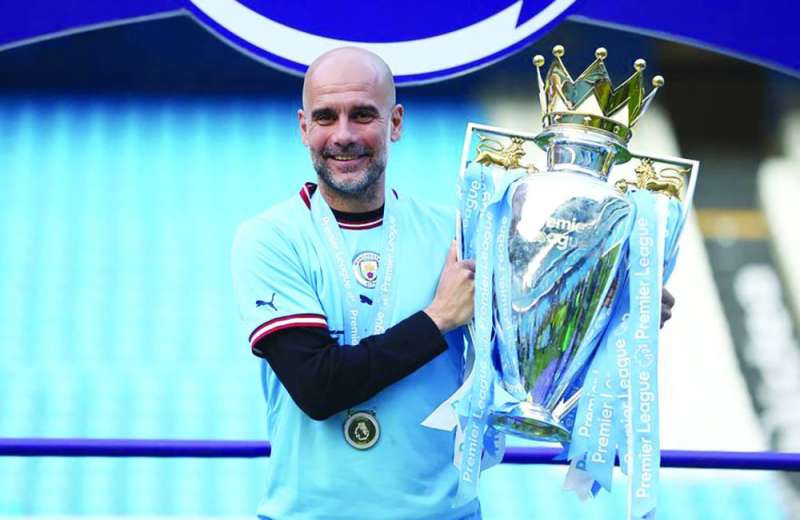 جوسيب غوارديولا حاملاً كأس إنكلترا 