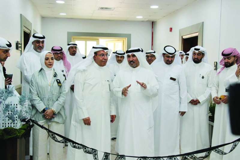 
العدواني وقياديو التربية خلال افتتاح صالة المراجعين في منطقة الفروانية التعليمية
