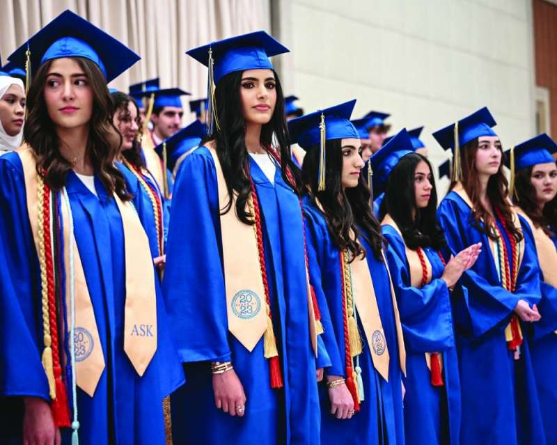 
الطالبات في انتظار التكريم خلال حفل التخرج