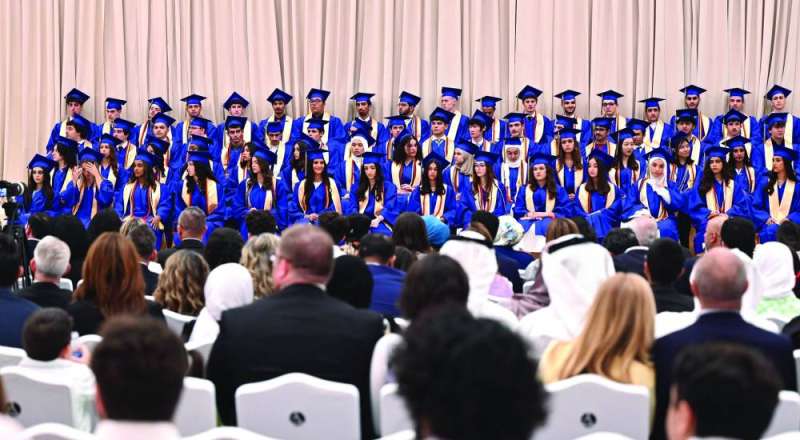 
الخريجون والخريجات في الحفل 	(تصوير أسعد عبدالله)
