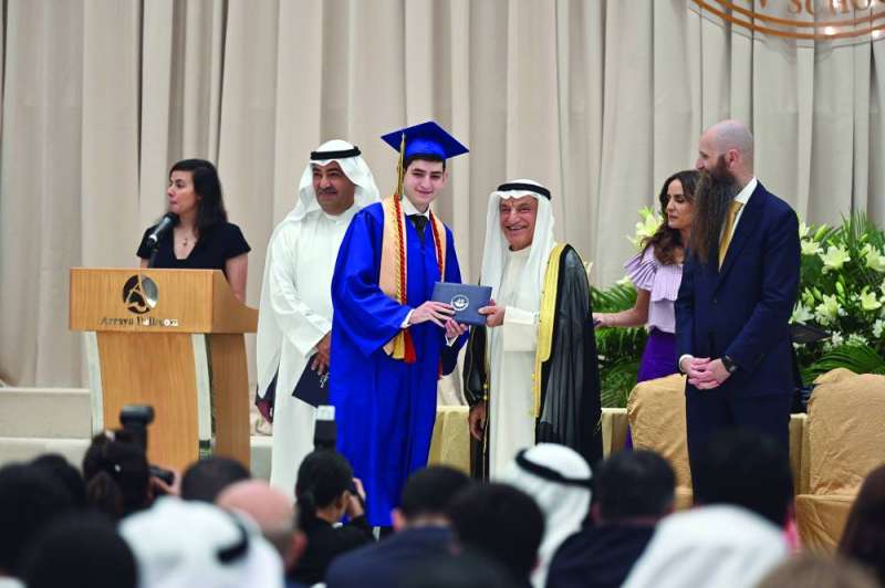 
طالب يتسلم شهادته
