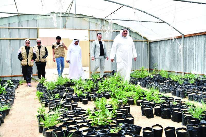 
العوضي وتقي داخل إحدى الخيم الزراعية في المحمية
