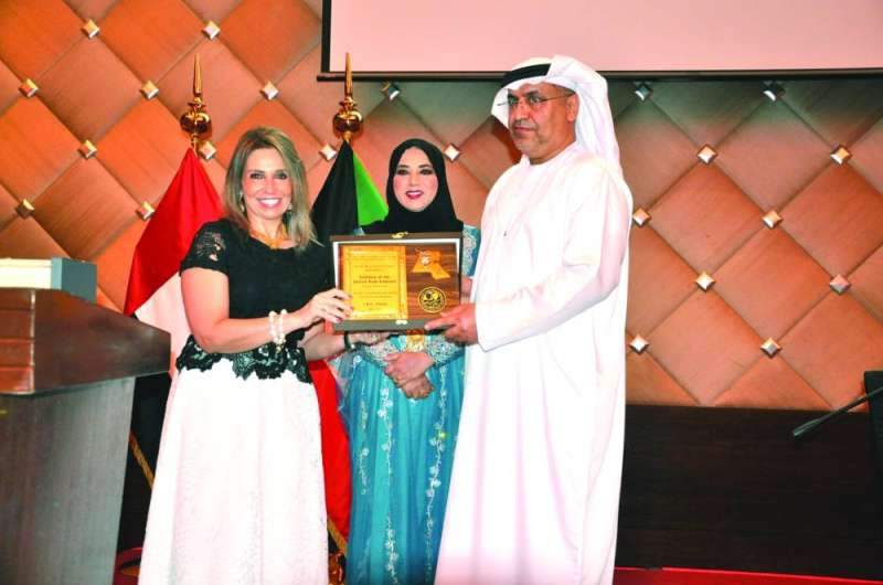 
درع تذكارية من رئيسة مجموعة المرأة الدولية غادة شوقي للسفير الإماراتي