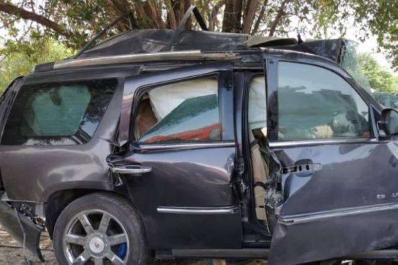  وفاة قائد مركبة بعد اصطدامه بشجرة على طريق الجهراء السريع 
 