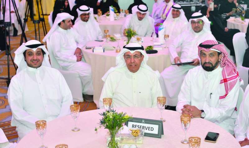 
العدواني والوكيل المساعد لقطاع التنمية التربوية والأنشطة غانم السليماني والهولي 	(تصوير سعود سالم)
