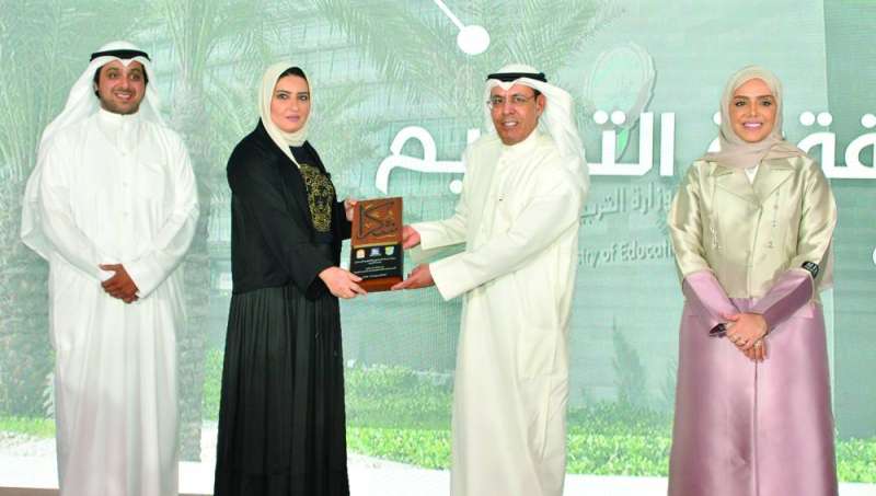 
تكريم إحدى الخريجات
