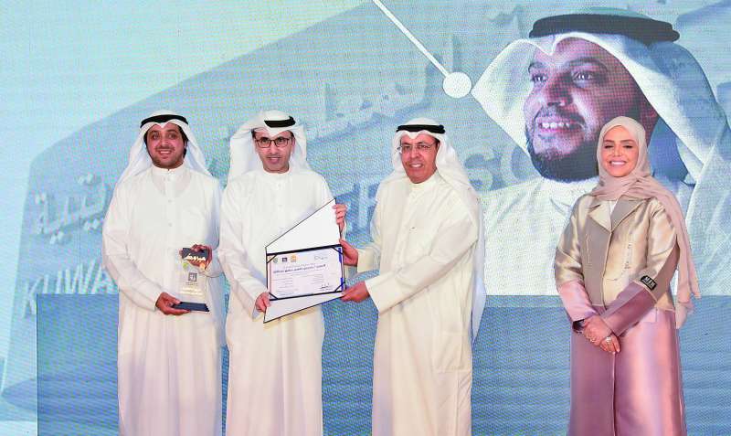 
العدواني مسلماً أحد الخريجين شهادته
