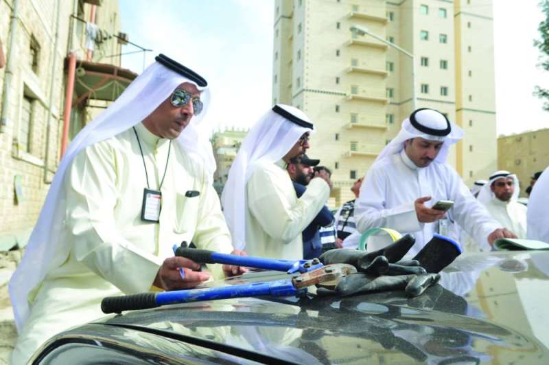 
الجهات الحكومية تقوم بتحرير المخالفات	 (تصوير سعود سالم)
