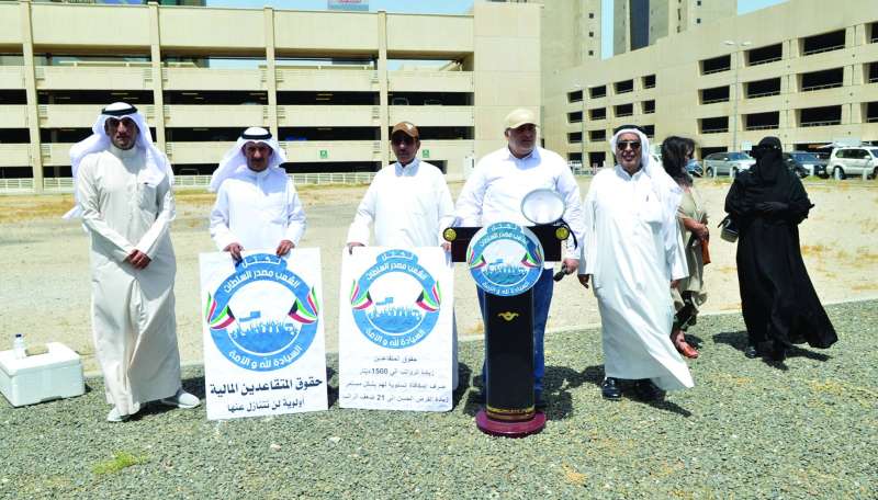 
عدد من المعتصمين أمام مبنى «التأمينات»		(تصوير سعود سالم)