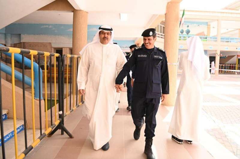 محافظ حولي والعاصمة بالوكالة يتفقد مراكز الاقتراع
 