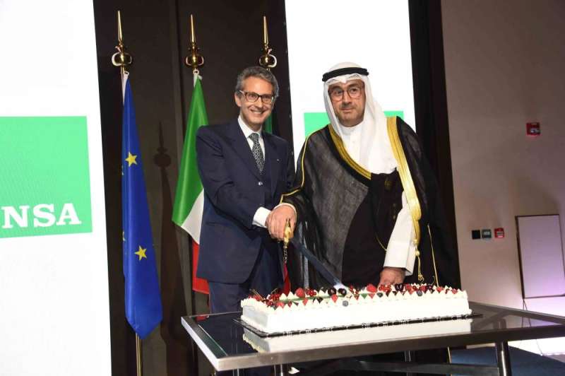 صادق معرفي والسفير الإيطالي خلال قطع قالب الحلوى 