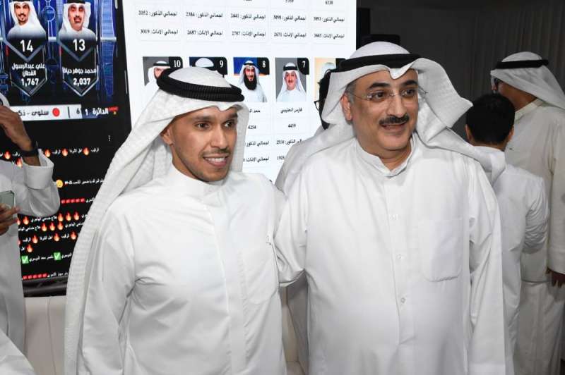 حمد العليان مع أحد المهنئين بعد فوزه