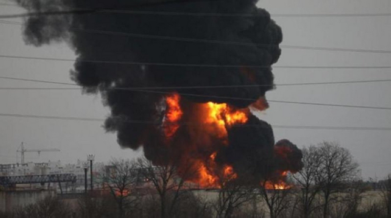 نيران تتصاعد من مستودع وقود مشتعل في مدينة بيلغورود الروسية (أرشيفية) 