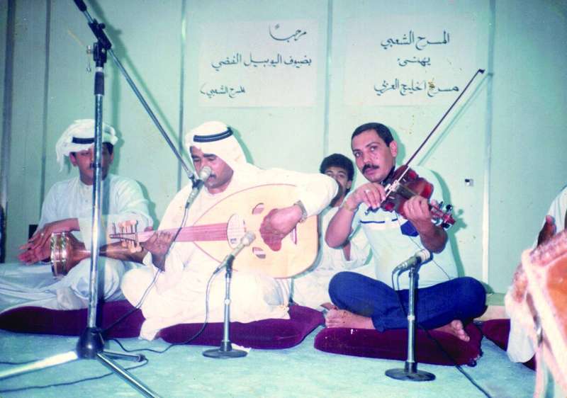  يغني في المسرح الشعبي بمناسبة اليوبيل الفضي 