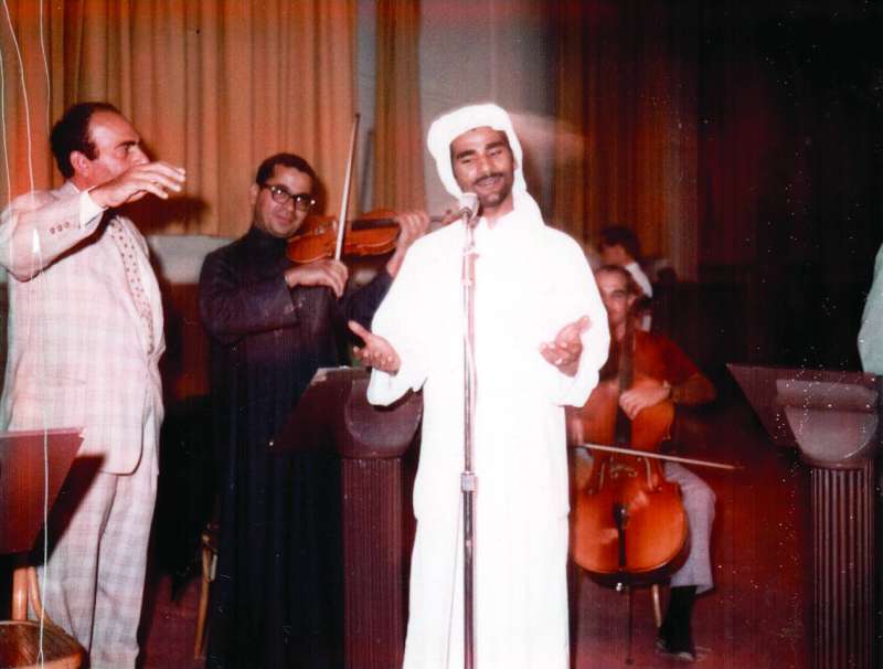 في استديو إذاعة الكويت برفقة فوزي جمال ومحمد عبدالعال أثناء إجراء بروفة على إحدى أغانيه بتاريخ 26 / 3 / 1969 