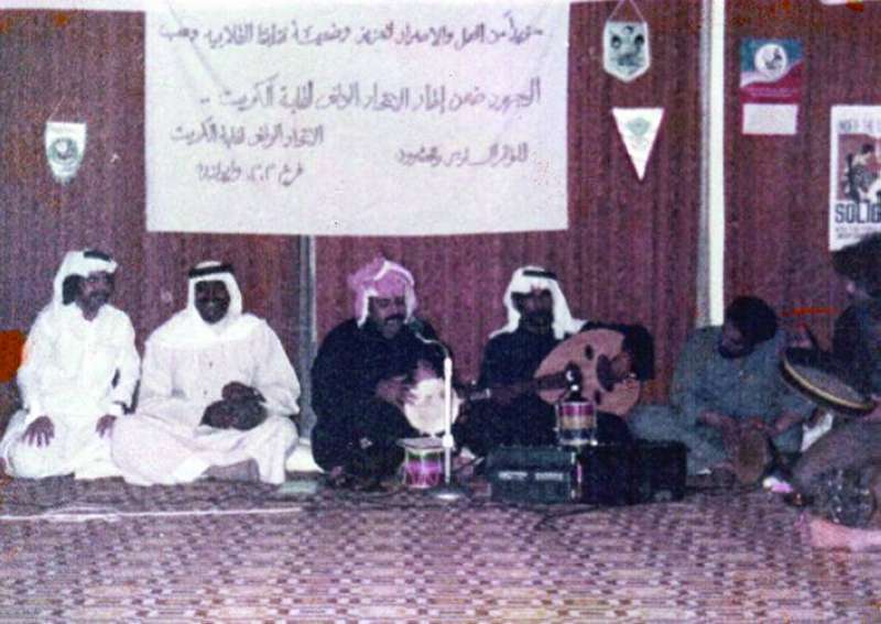 يعزف على العود ويبدو بجانبه الفنان غريد الشاطئ ومجموعة من الفنانين في جلسة خاصة لطلبة الكويت في لندن بتاريخ 10 / 4 / 1979 