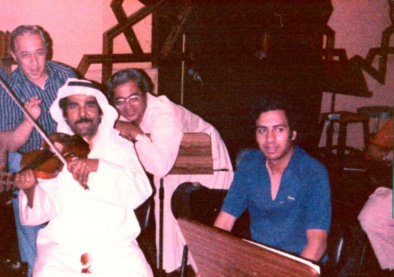 يعزف على آلة الكمان ومعه مجموعة من الموسيقيين في إذاعة الكويت بتاريخ 1 / 2 / 1972 