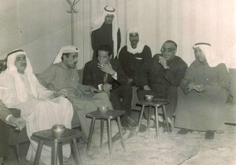 صورة تجمعه بالموسيقار محمد الموجي وعلي الربعي وجاسر الجاسر والمطرب إبراهيم حسن في جمعية الفنانين 