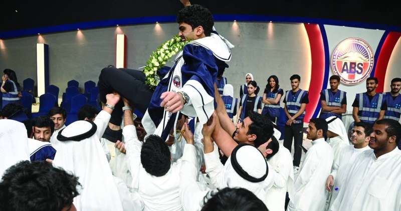 
إلى الأعلى فرحاً بالتخرج 	 (تصوير نايف العقلة)
