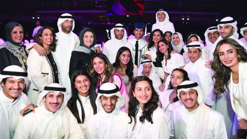 
علي الغانم وفايزة الخرافي ومرزوق وخالد وأريج الغانم مع عدد من الخريجين والخريجات وعائلاتهم