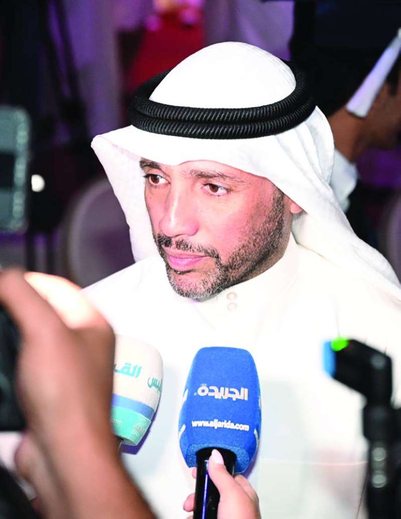 الغانم مهنئاً الخريجين