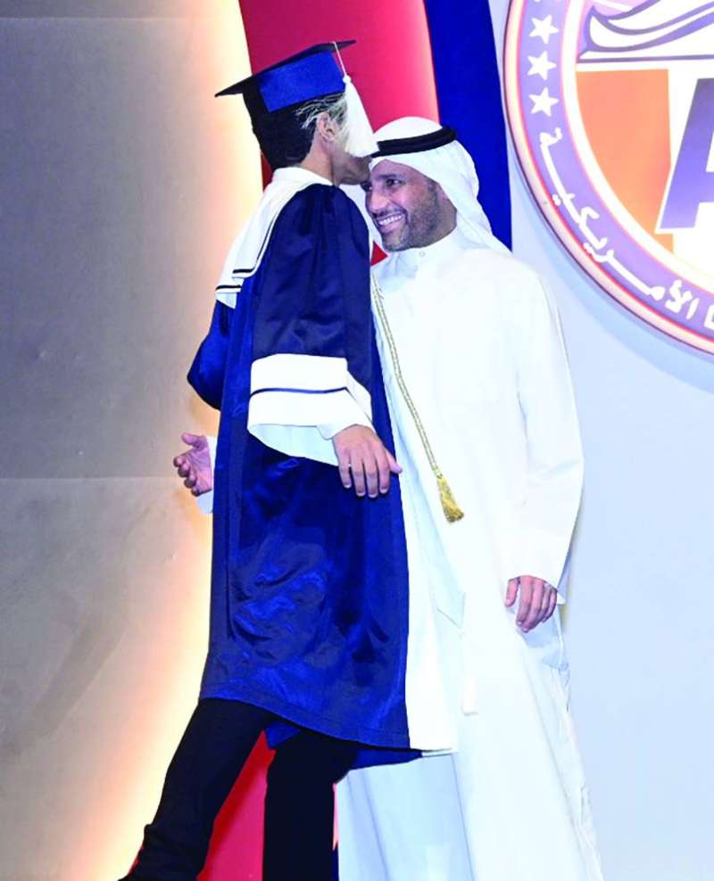 
قُبلة من خالد الغانم على رأس الوالد
