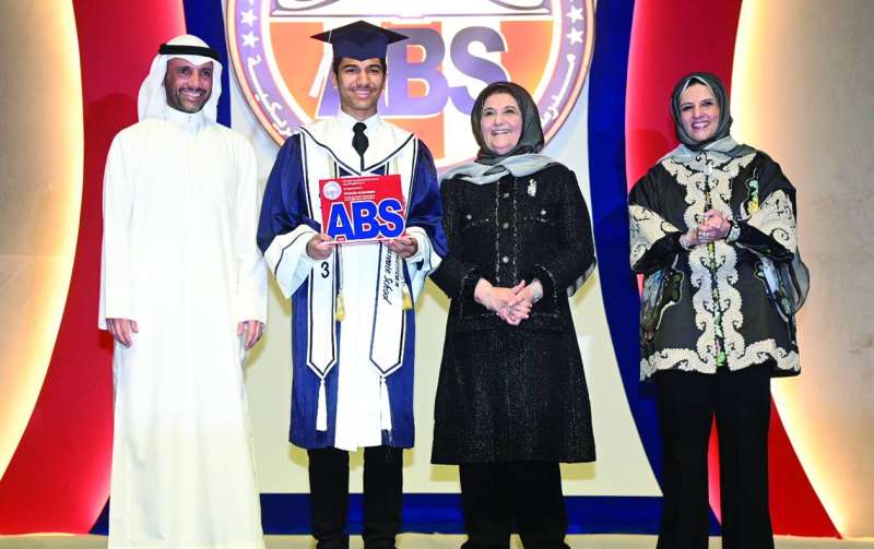 
الخريج خالد الغانم متوسطاً جدته وعمته ووالده
