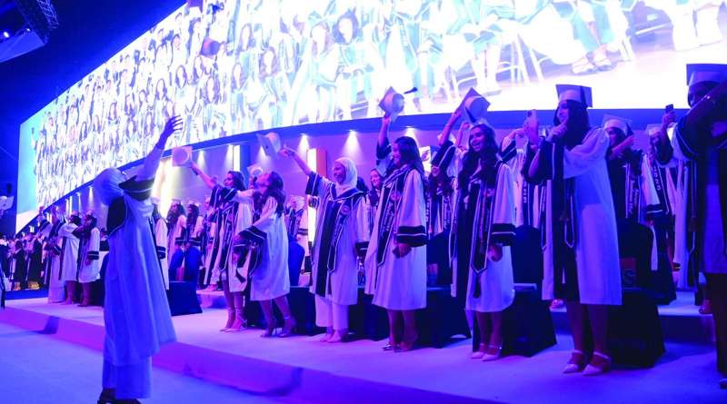 
الخريجات... ولحظة فرح غامرة
