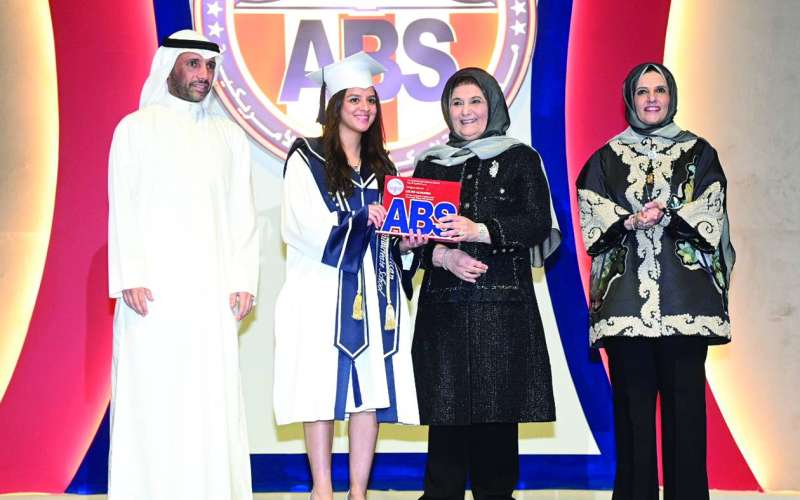 
إحدى الخريجات تتسلّم شهادتها
