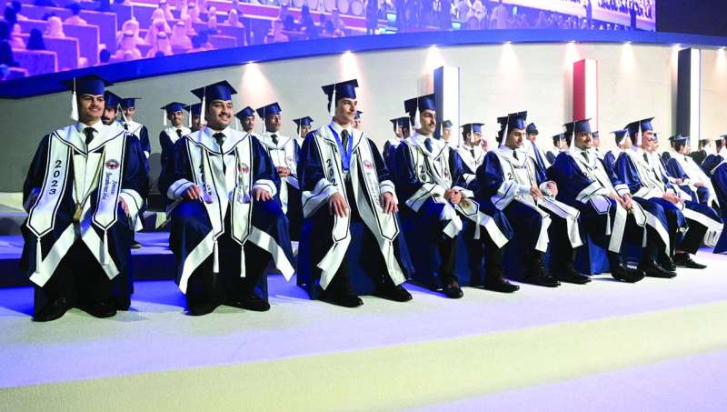 
الطلاب يستعدون للتخرج
