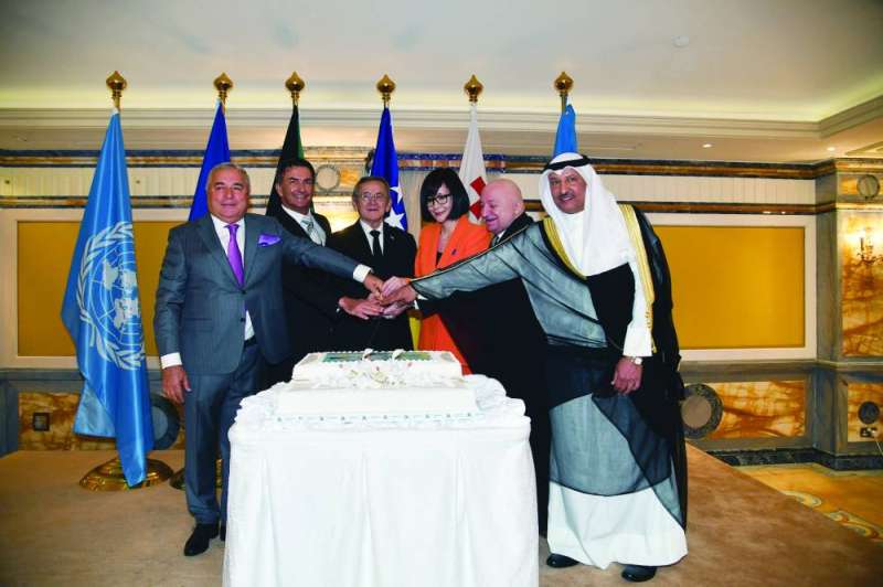 
قطع قالب الحلوى خلال الاحتفال
