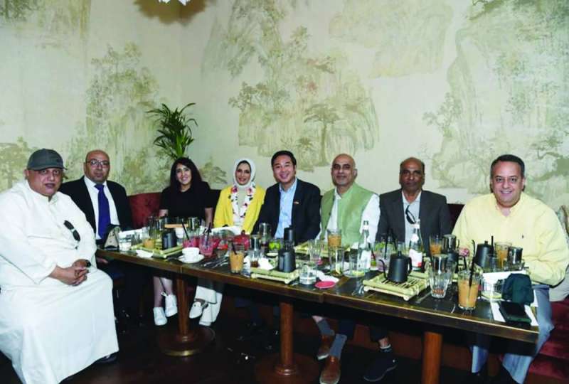 
سفير فيتنام مع عدد من ممثلي وسائل الإعلام
