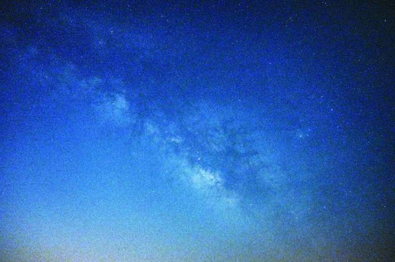 سماء السالمي مشعة بالنجوم	(تصوير أسعد عبدالله) 