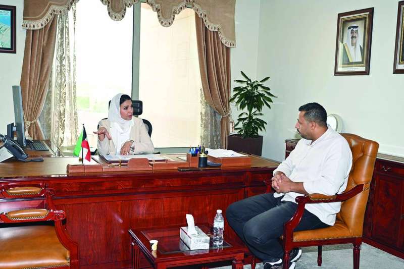 
الموسى تتحدث للزميل علي العلاس 	(تصوير أسعد عبدالله)
