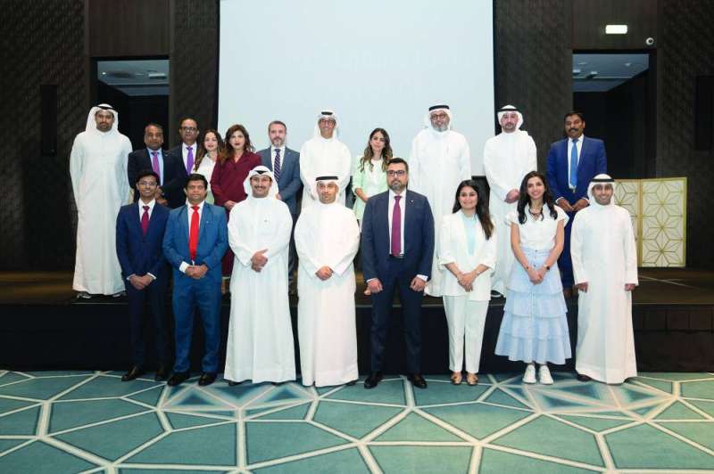 
لقطة جماعية للعصيمي مع الخريجين
