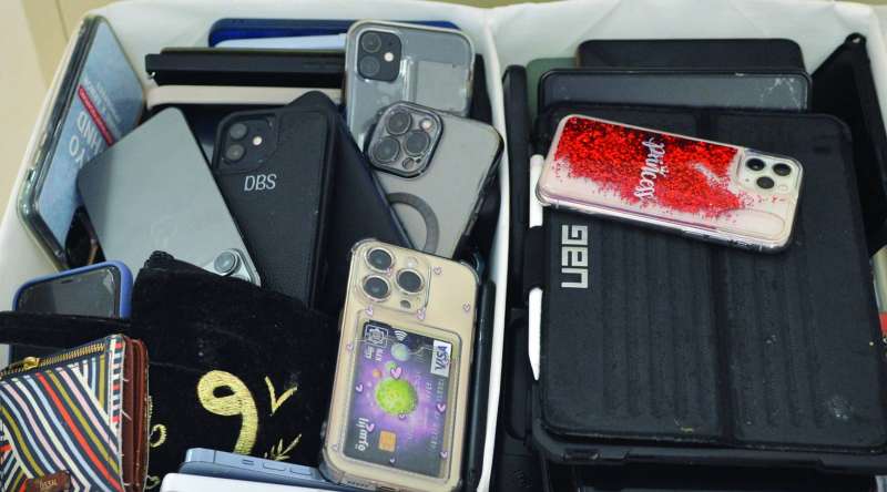 هواتف خارج قاعة الاختبارات 