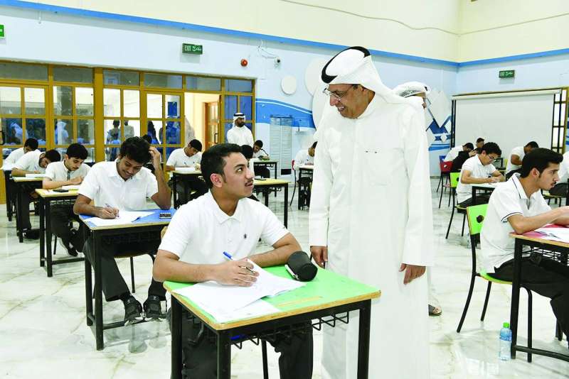 
وزير التربية في أحد الفصول خلال جولته للاطمئنان على سير الاختبارات
