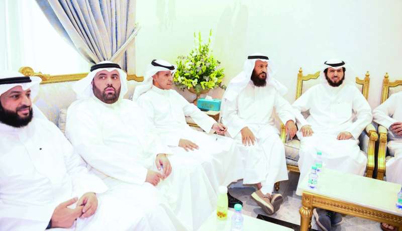 هايف متوسطاً عدداً من النواب في ديوانه