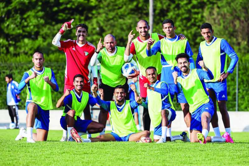 
لاعبو المنتخب الأولمبي مع العتيقي في التدريب الأخير