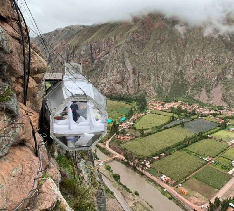 الكبسولة على حافة جرف شاهق